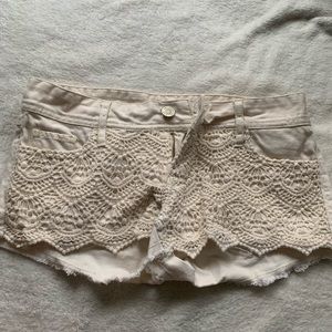 holister cream colored shorts